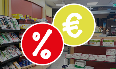 Auf einem abgedunkelten Bild einer Apotheke stehen ein roter Kreis mit %-Zeichen und ein grüner mit €-Zeichen, die sich leicht überlappen